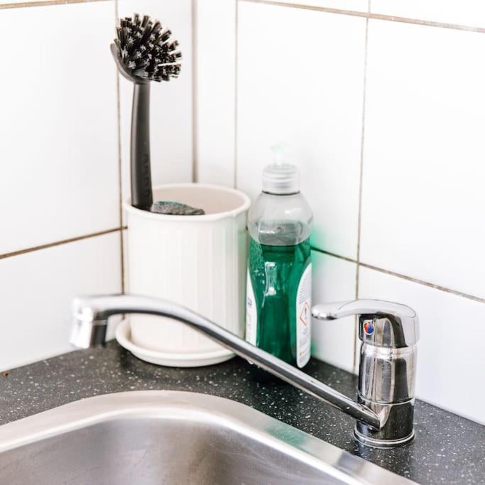 Komplett Neu: 2-Zi Zentral Im Altbau. 24H-Checkin Киль Экстерьер фото